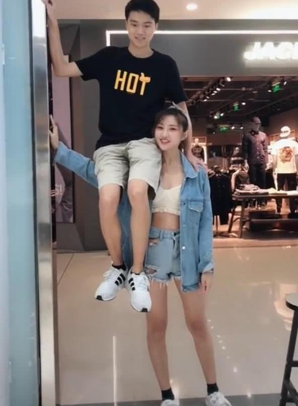抖音单杠小姐姐火了,一只手臂撑起了男友,网友文胸还是蕾丝的