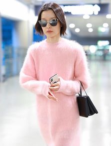 杜鹃穿粉色毛衣牛仔裤,柔软质感少女粉,也能穿出冷艳的既视感