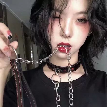 今日份女头持续地坐在同一个地方低着头会做不好的梦
