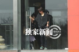 马伊琍携女用餐爱女打扮似小大人潮味足