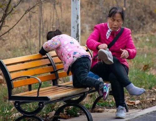 女儿离婚带着孩子,只知道在家啃老,这种女人还有出路吗