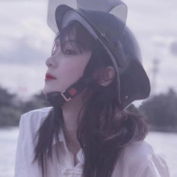 美女头像月亮照回湖心野鹤奔向闲云我步入你