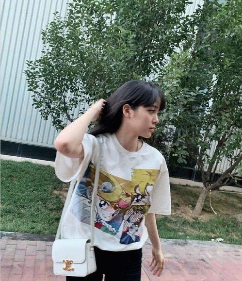 欧阳娜娜换齐刘海造型,青春活力甜美可人,街头少女风溢满屏幕