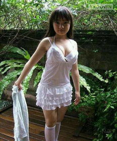 女孩漏着奶,什么意思