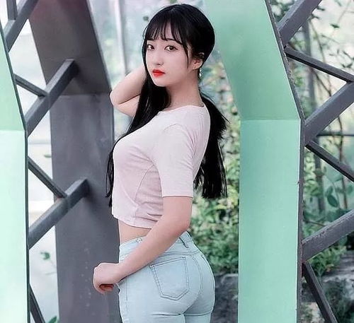 牛仔裤美女时尚优雅,充满青春活力,魅力十足