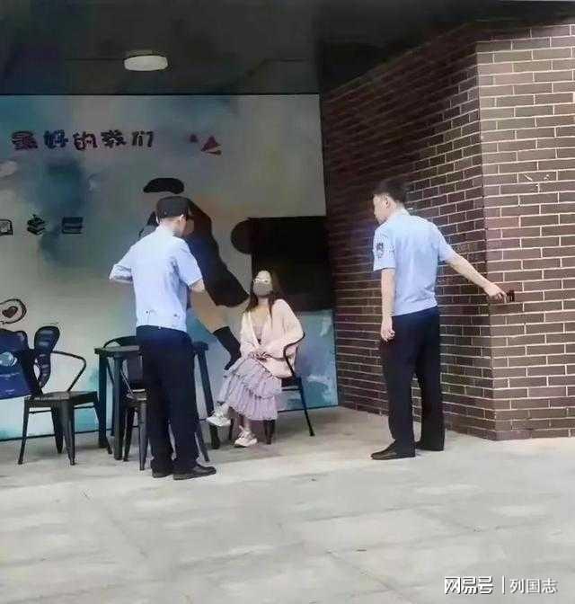 别骂了往男生头上扣饭的女生很可怜,原生家庭让她自卑又极端