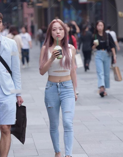 丰腴有肉的打底裤美女,提升气质和身形美,白里透白
