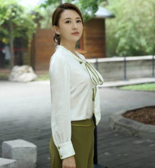 主持人张蕾太会穿,衬衫配阔腿裤简约又气质,成熟女性也很有魅力