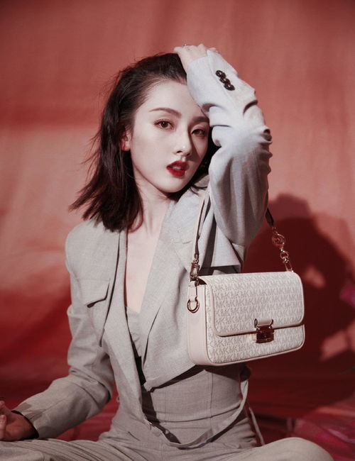 宋祖儿不愧是港风美女微卷发型演绎万种风情,一颦一笑都好惊艳