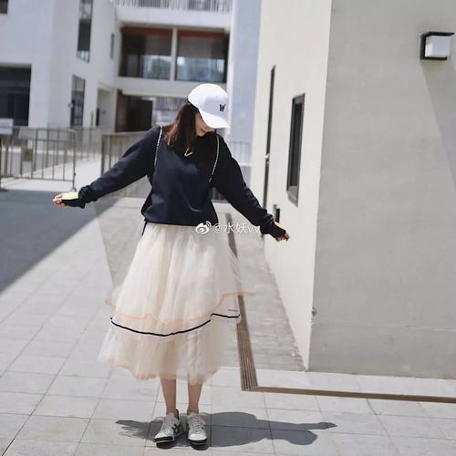 卫衣搭配卫衣半裙穿搭早秋时髦搭配,时髦又有女人味