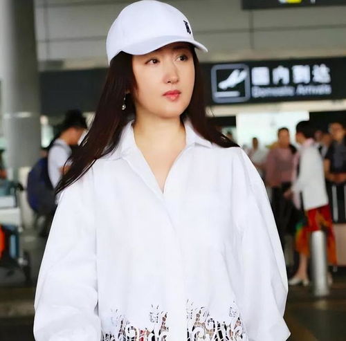 杨钰莹带火了一种新穿法白衬衫短裤短靴,时髦洋气又减龄