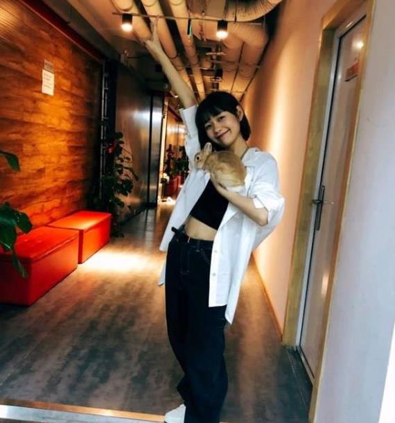 火箭少女101全员穿婚纱闺蜜照,段奥娟身材实力抢镜,造型太仙气