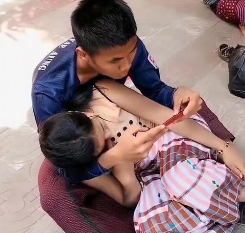 这张照片火了,情侣光脚坐在地上,男子玩手机女子躺在他怀里