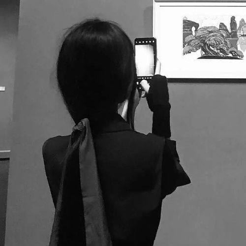 高级质感黑白女生头像