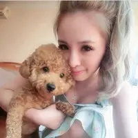 小女孩和狗狗的头像一个小女孩和狗狗萌照头像