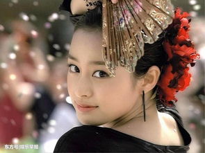 古装剧中有扇子发饰的女星,韩雪清冷,陈数高贵,最后一位太雷人