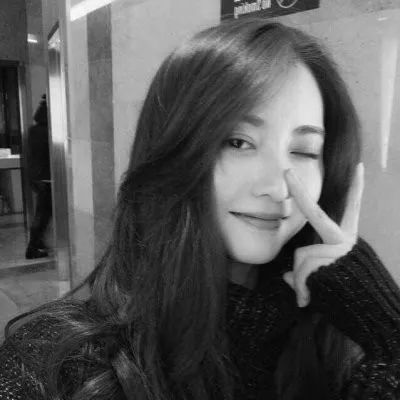 伤感霸气的黑白色女生头像这个世界有趣没趣的是我