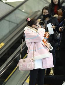 关晓彤冬季街拍私服穿着粉嫩背gucc链条包