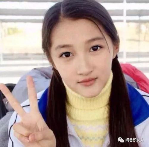同样是穿校服,忍了郑爽,忍了关晓彤,看到她后,被吸引住了样子