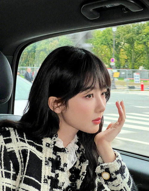 杨紫分享巴黎碎片美照穿红色皮衣鲜活明艳似少女