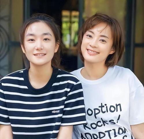 孙俪妹妹颜值比姐姐高穿针织衫卫衣气质出众,侧颜下赢过众女星
