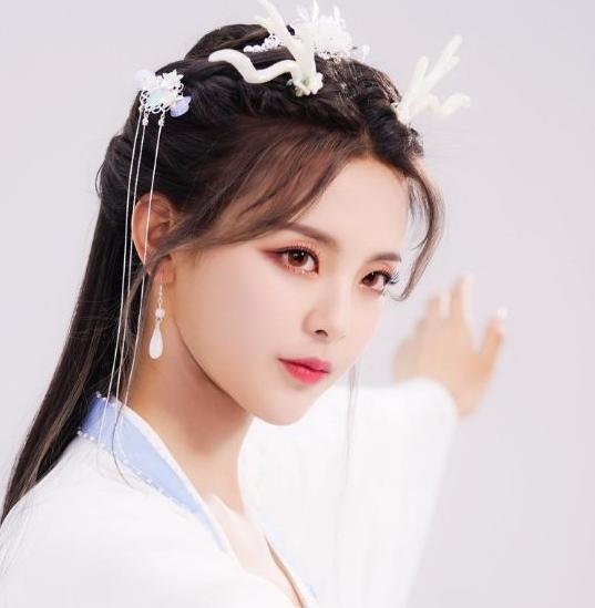 火箭少女101有人通告不断,有人没有通告,她却惨到发文求工作