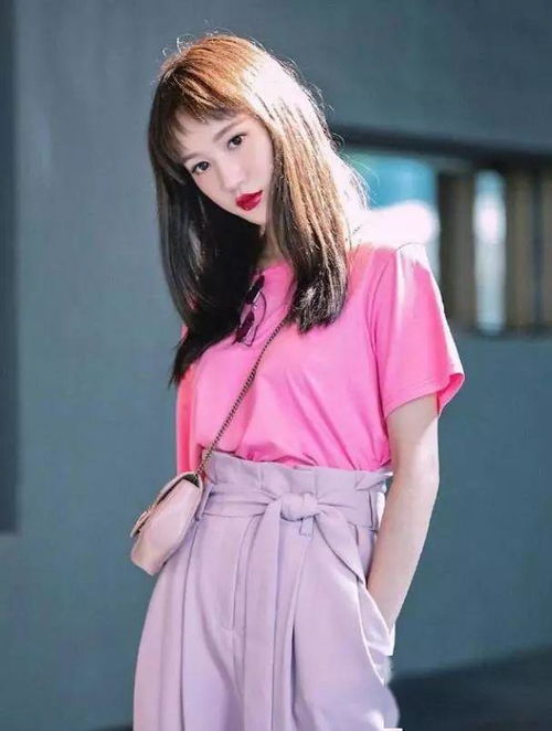 街拍秋水伊人的小姐姐,一条红色的连衣裙,穿出时尚气质女人味