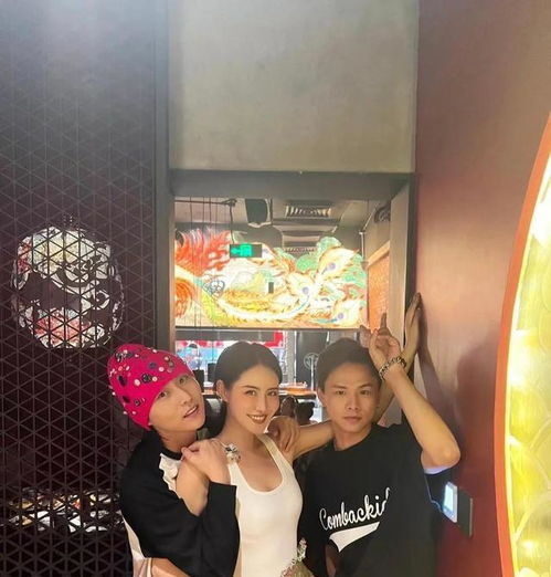 成龙与网红美女合影,笑容满面状态极佳,与苏芒聚会合影稳坐c位