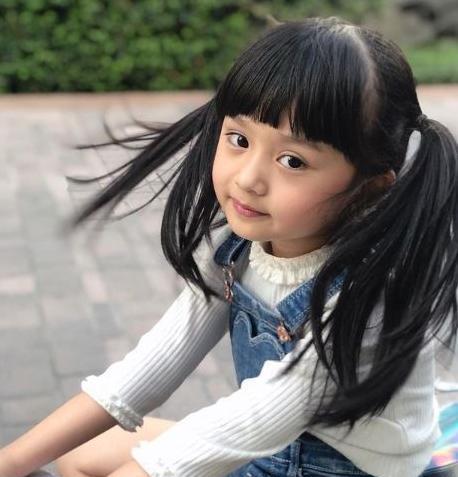 泰国7岁女孩浓妆打扮成选美皇后被粉丝封为小lisa,素颜更好看