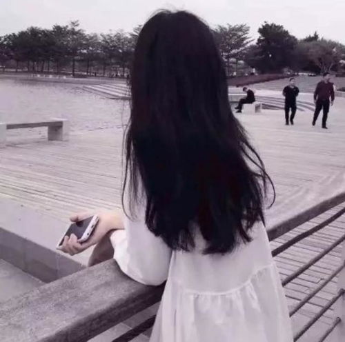 我半夜在门口听到了表妹房间里传来的喘息声