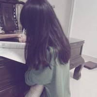 女生背面长发齐腰背包高清头像