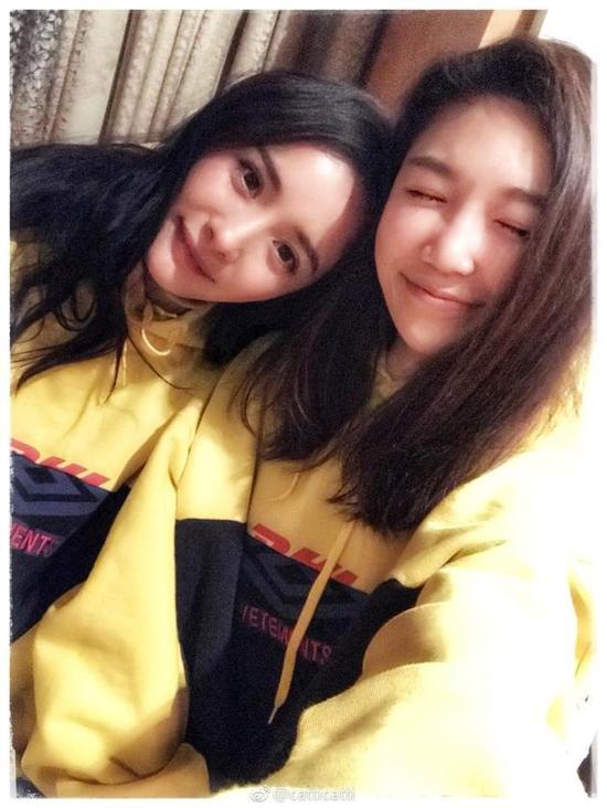 杨幂与好友同穿情侣装将头靠在ta肩上幸福感爆棚