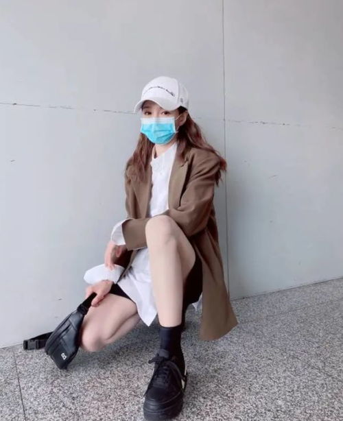 31岁沈梦辰晒美照,穿粉色碎花裙秀少女感,这腿也忒细了吧