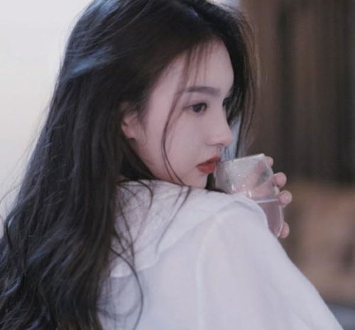 全网超火治愈女生头像白色恋人