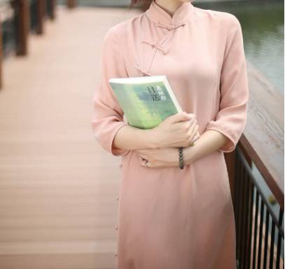 20多岁的女性,如何将旗袍穿的有气场而不突兀