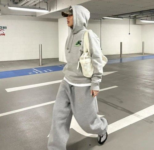韩女穿起卫衣来怎么这么松弛