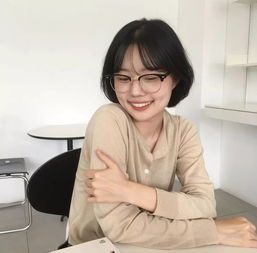 发型戴眼镜女生的短发
