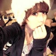 想找一张唯美意境的女生头像,戴帽子,侧脸的