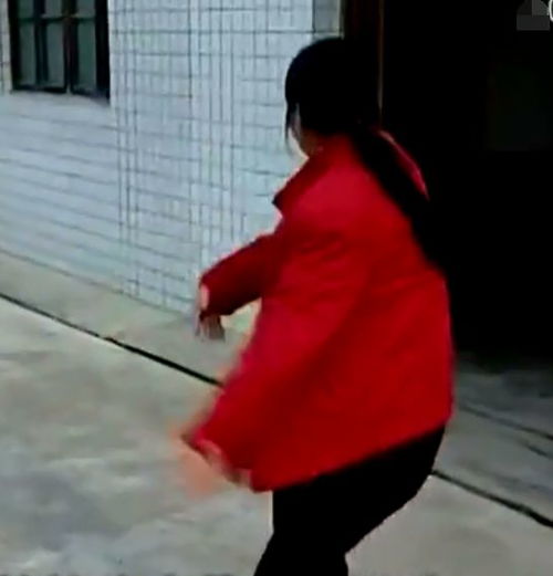 76岁老汉收留20多岁流浪女,并生下一儿子,十年后老汉后悔不已