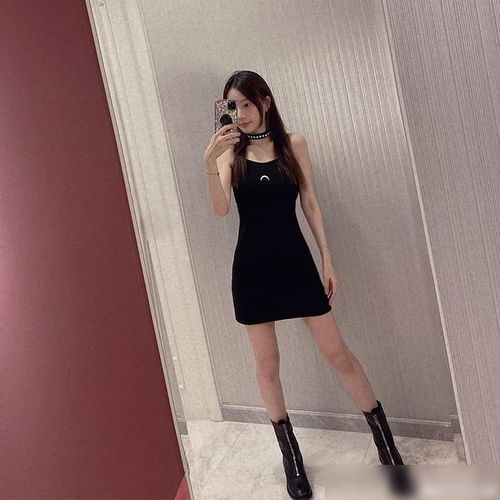 李小璐越活越少女,穿吊带秀小蛮腰大长腿,两种搭配都时尚又显瘦