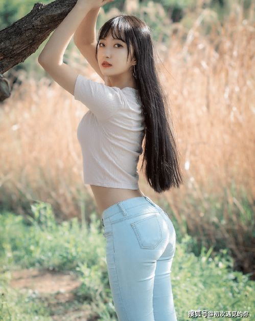 女孩子衣柜总是少不了牛仔裤与短t恤,清纯可人少女感挡也挡不住
