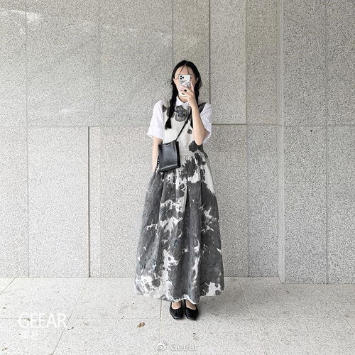这位韩国女生的穿搭只用黑白色却能穿出舒适又时髦的风格