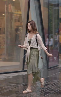 街拍美女们搭配尽显成熟女性的魅力,背影让人着迷