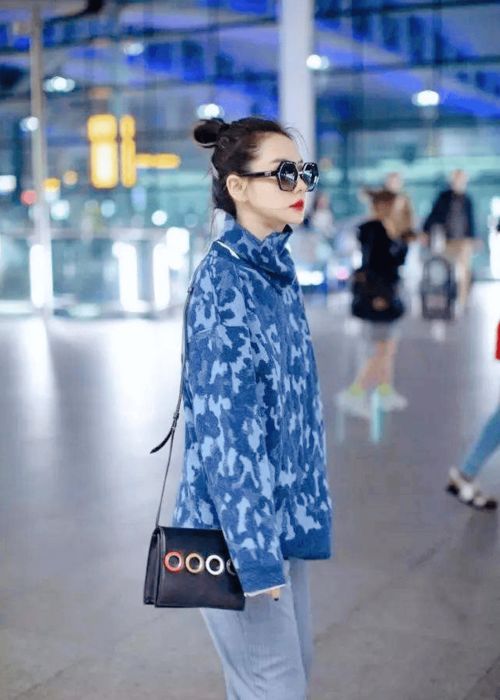 高冷女神戚薇亮相,单袖衫搭配休闲裤,女王范十足