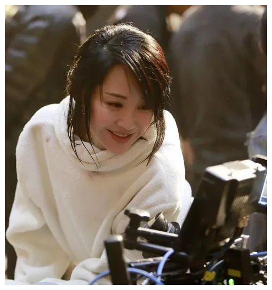 51岁许晴街头近照曝光,美腿酥胸,身材完爆20岁少女