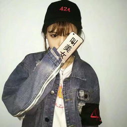 找一对情侣头像女生拿着手机,手机上有叫美女三个字