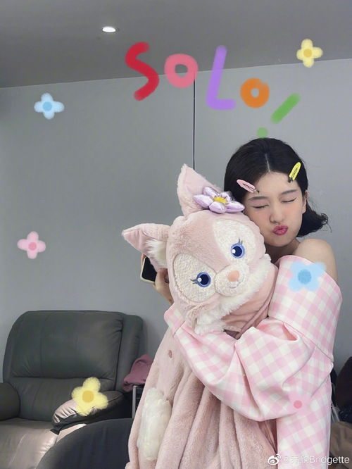 组图乔欣晒嘟嘴自拍超萌和玲娜贝儿合照比耶粉嫩嫩好少女