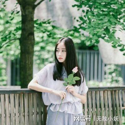 她高二的时候,校内外两个大哥为了她约架,后来她退学了,现在..