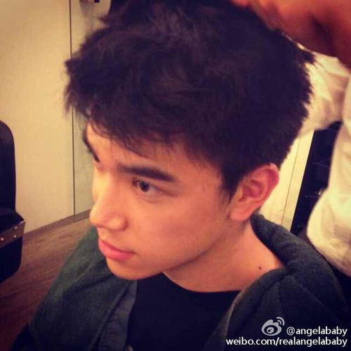 angelababy亲弟弟近照曝光,与美女亲密合影,颜值不输黄晓明