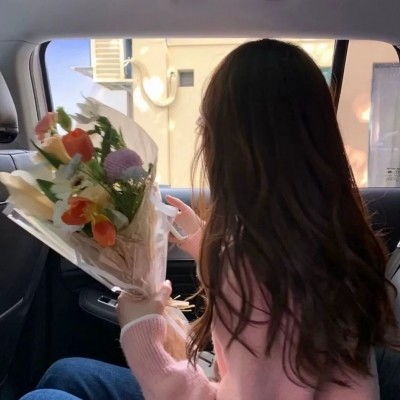 捧花女生头像给自己送花比收到花更浪漫